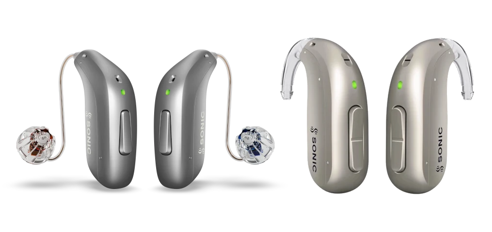 Zwei moderne, silberne Hörgeräte von Sonic mit Ohrpassstücken und LED-Anzeigen.